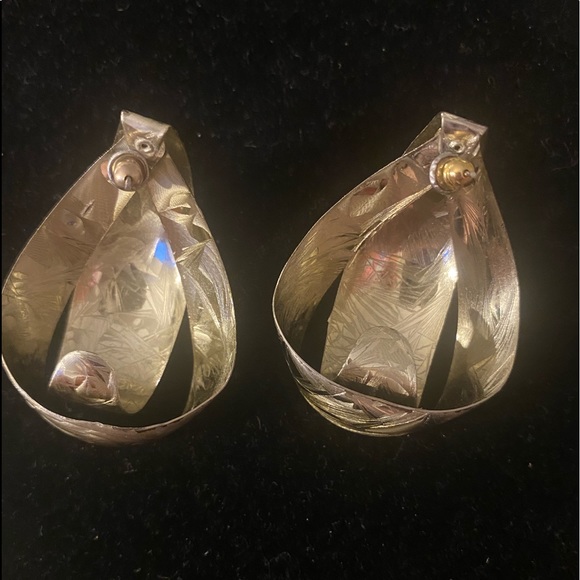 Free w/ bundle purchase Vintage Etched Silver tone Earrings - Picture 9 of 10